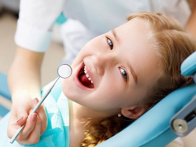Щоденного чищення зубів – мало, відвідуйте стоматолога з дитиною регулярно. Навіщо водити дітей до лікаря, якщо вони не скаржаться на зубний біль?*