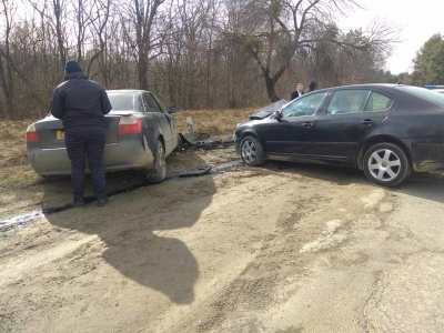 Обганяв вантажівку: на Буковині водій на Audi врізався у Skoda - фото