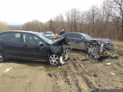 Обганяв вантажівку: на Буковині водій на Audi врізався у Skoda - фото