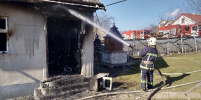 На Буковині дитина намагалась розпалити піч бензином: вона в реанімації з сильними опіками