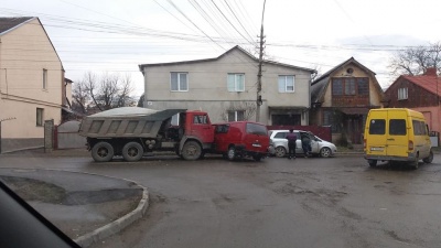 Потрійна ДТП у Чернівцях: водій мікроавтобуса зіткнувася з вантажівкою