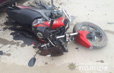 На Буковині ВАЗ зіткнувся з підлітками на мотоциклі: один з юнаків у реанімації