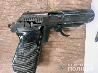 Помітили підозрілу особу: у буковинця вилучили гранату, пістолет та набої
