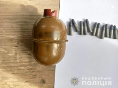 Помітили підозрілу особу: у буковинця вилучили гранату, пістолет та набої