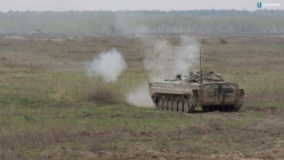 На Донбасі підірвалась БМП: один військовий загинув, ще троє поранені