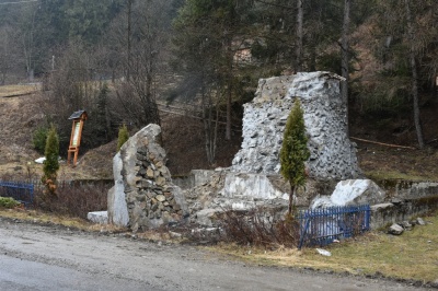 Декомунізація на Буковині: у горах демонтували пам’ятник трьом чекістам – фото