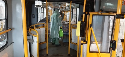 У захисних костюмах і з віником: як дезінфікують громадський транспорт у Чернівцях - фото