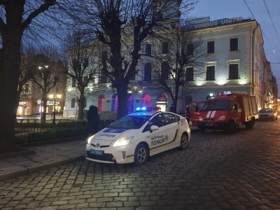 У Чернівцях біля ратуші виявили підозрілий предмет