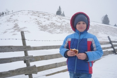 До школи – 36 км: як школярі добираються на навчання у горах Буковини
