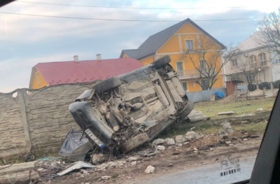 ДТП на в’їзді до Чернівців: легковик перекинувся і сильно побитий – фото