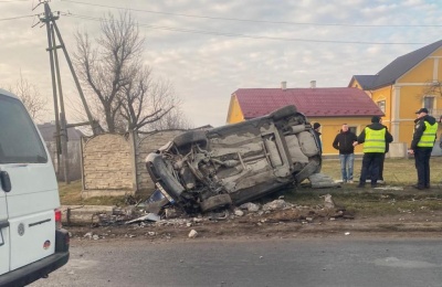 ДТП на в’їзді до Чернівців: легковик перекинувся і сильно побитий – фото