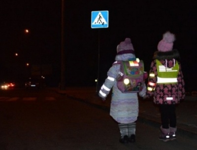 Пішоходів хочуть штрафувати за відсутність світловідбиваючих елементів