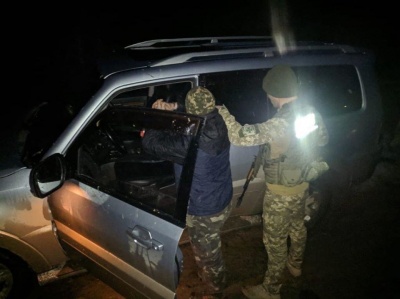 На Буковині прикордонники затримали «Mitsubishi» з підакцизним товаром
