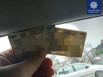 У Чернівцях патрульні виявили двох водіїв з "липовими" документами