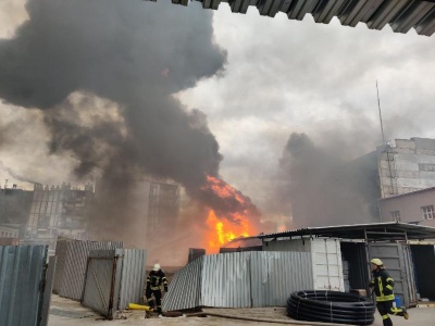 У Києві сталася пожежа в ангарі з хімічними відходами - фото