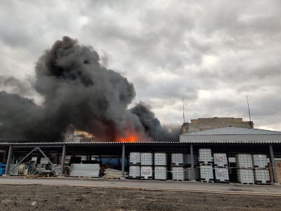 У Києві сталася пожежа в ангарі з хімічними відходами - фото