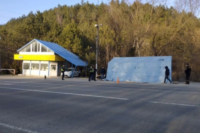 Надзвичайна ситуація на Буковині: на в’їздах в область розгорнули намети – фото