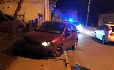 У Чернівцях поліція затримала п’яного водія, який врізався у перешкоду
