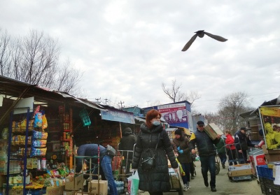 Черг немає, нестачі продуктів немає: як на Калинівському ринку дотримуються карантину