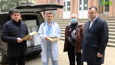 Фонд Яценюка передав лікарні в Чернівцях першу партію допомоги для боротьби з COVID-19