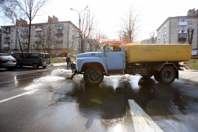 Чернівчан закликають не виходити з дому після 21.00 – будуть обприскувати вулиці