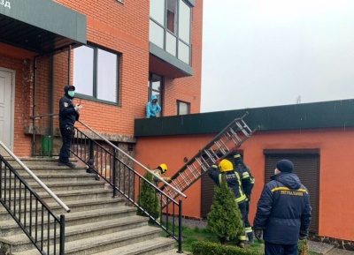 У Чернівцях дівчина травмувала ногу, випавши з другого поверху – фото