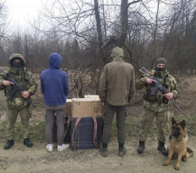 На Буковині службовий собака допоміг затримати молодиків із контрабандними сигаретами