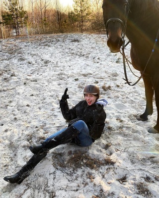 "Впала з коня": 15-річна донька Полякової налякала шанувальників розбитим носом - фото