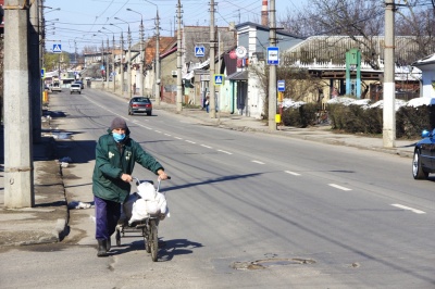 Карантин у Чернівцях: людей у масках побільшало, але пов’язки у аптеках – дефіцит