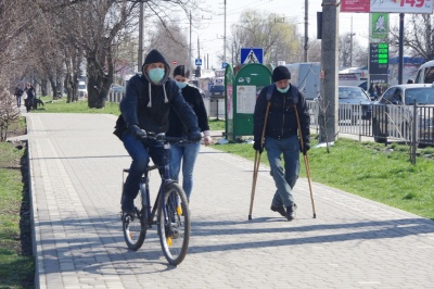 Карантин у Чернівцях: людей у масках побільшало, але пов’язки у аптеках – дефіцит