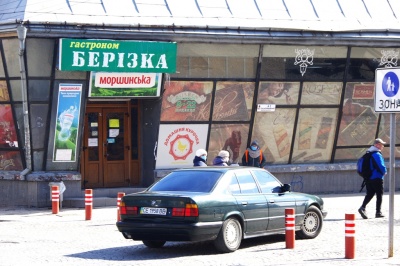 Карантин у Чернівцях: людей у масках побільшало, але пов’язки у аптеках – дефіцит