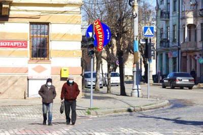 Карантин у Чернівцях: людей у масках побільшало, але пов’язки у аптеках – дефіцит