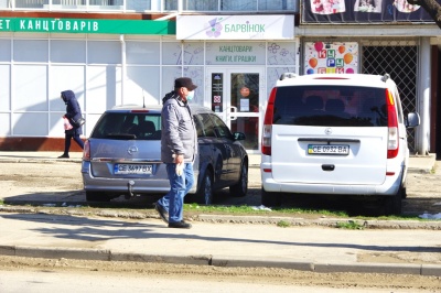 Карантин у Чернівцях: людей у масках побільшало, але пов’язки у аптеках – дефіцит