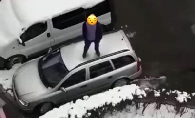 У Чернівцях затримали неадекватного чоловіка, який стрибав на даху автівки