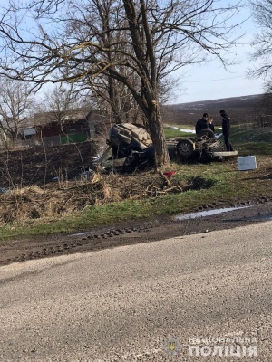 На Буковині молодик не впорався з керуванням та з'їхав у кювет, є постраждалі