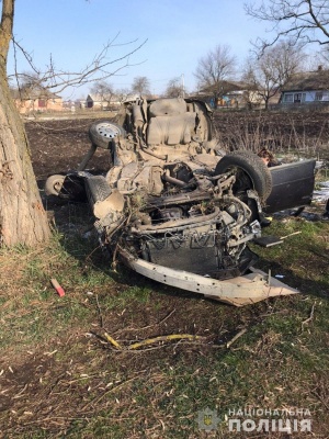 На Буковині молодик не впорався з керуванням та з'їхав у кювет, є постраждалі