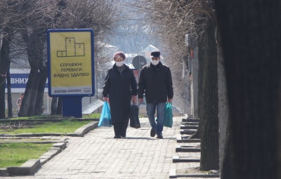 Карантин по-чернівецьки: «доларові» заначки, комунальники без масок і обсипані балкони – фото