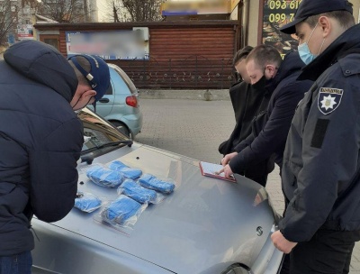 У Чернівцях поліція затримала юнака, який торгував масками – фото