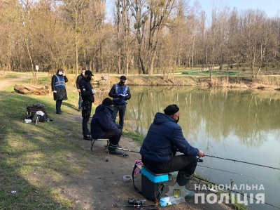 Гуляють у парку та рибалять: поліція на Буковині виявляє порушників карантину