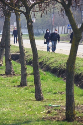 Чернівці карантинні: безлюдний парк, рибалки на озері й засмічені береги