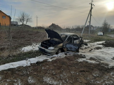 Смертельна ДТП у Чернівцях: водій «Ланоса» після втечі підпалив своє авто – фото