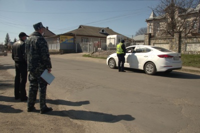 Без довідок не пропускають: як працюють блокпости на виїздах з Чернівців - фото