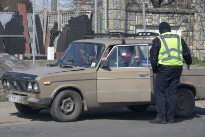 Без довідок не пропускають: як працюють блокпости на виїздах з Чернівців - фото