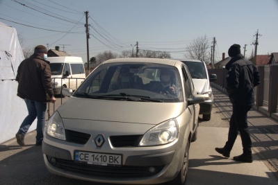 Без довідок не пропускають: як працюють блокпости на виїздах з Чернівців - фото