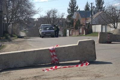 Без довідок не пропускають: як працюють блокпости на виїздах з Чернівців - фото