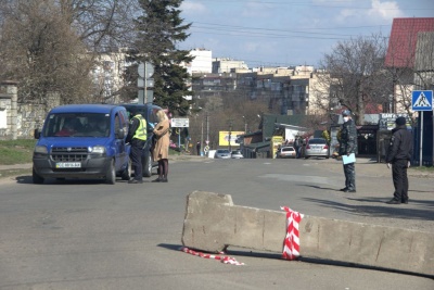 Без довідок не пропускають: як працюють блокпости на виїздах з Чернівців - фото