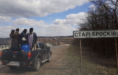 У масках на пікапі: на Буковині священики влаштували хресний об'їзд села через коронавірус - фото