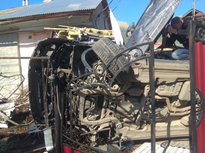 ДТП у Чернівцях: Porsche розтрощив паркан, врізався в будинок і перекинувся - фото
