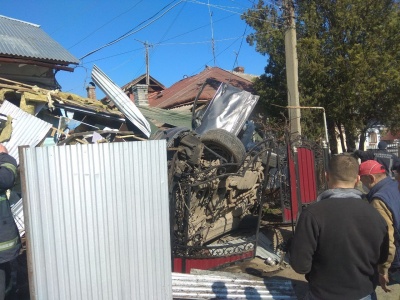 ДТП у Чернівцях: Porsche розтрощив паркан, врізався в будинок і перекинувся - фото