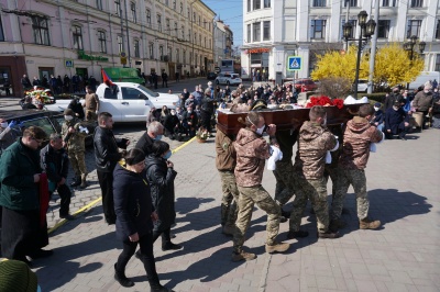 У Чернівцях попрощалися із загиблим воїном – фото